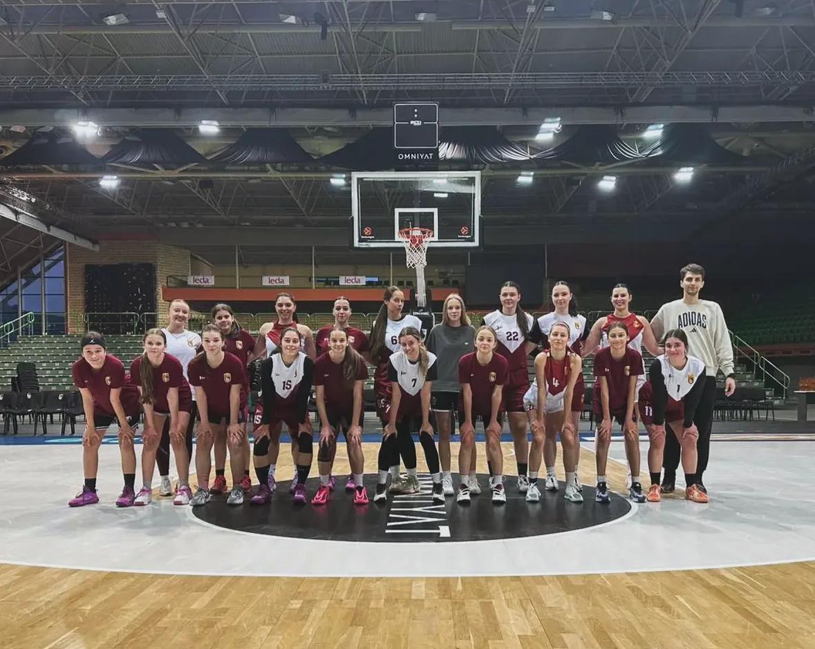 ŽKK Bosna Sarajevo – timska fotografija Košarkašice ŽKK Bosna Sarajevo na zajedničkoj fotografiji u sportskoj dvorani